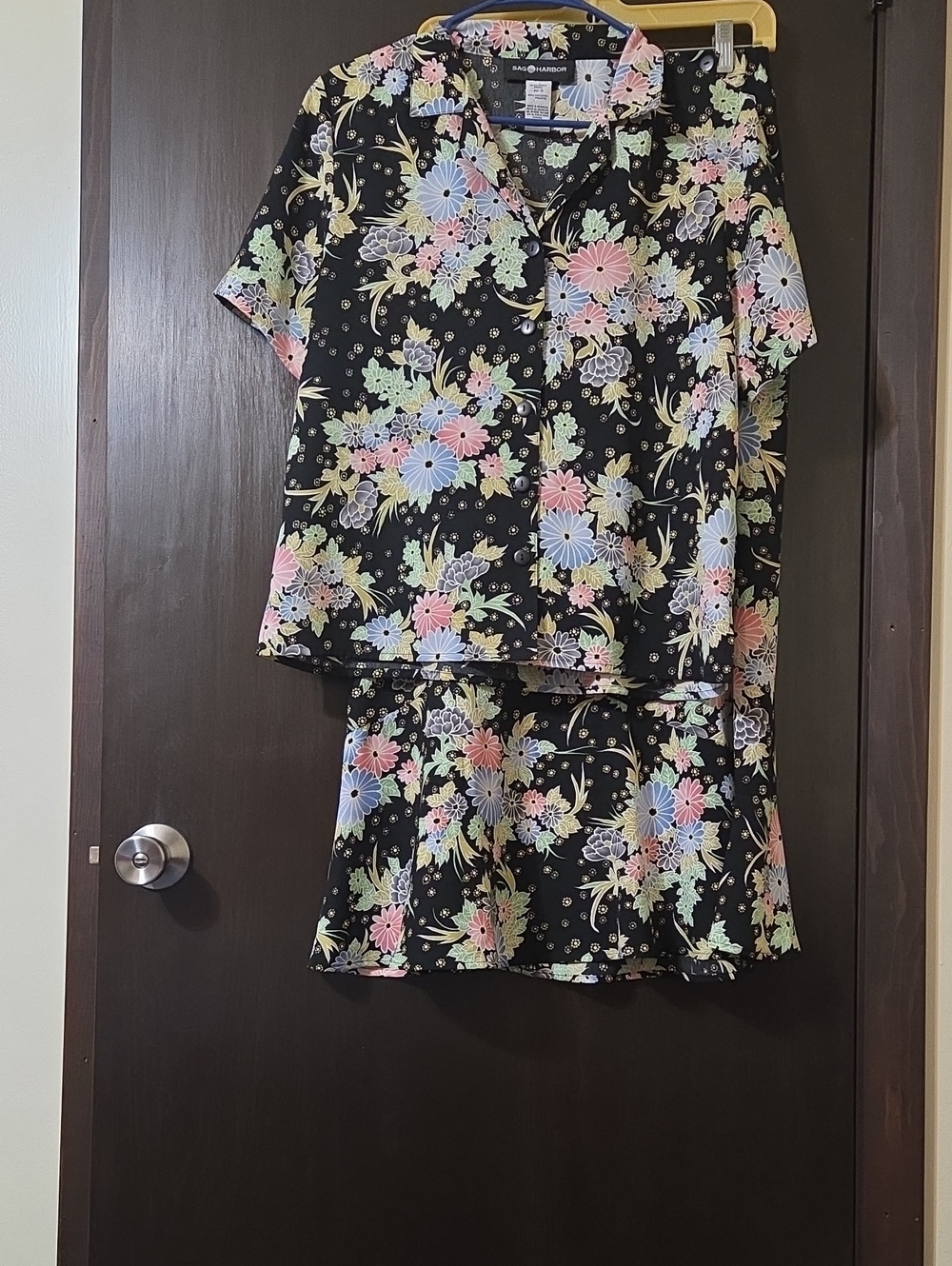 Sag Harbor set Blouse and Skirt   size 12 very pretty